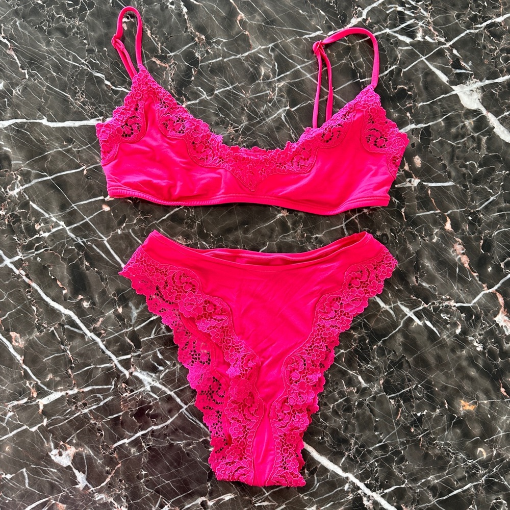 SKIMS FITS EVERYBODY LACE NEON PINK SET